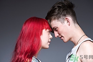 頭發(fā)染多了有什么危害？染什么顏色的頭發(fā)顯皮膚白？