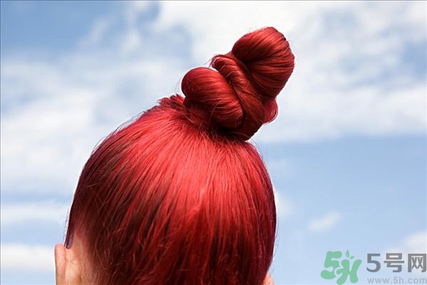 頭發(fā)染多了有什么危害？染什么顏色的頭發(fā)顯皮膚白？