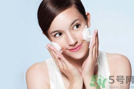 鼻子兩側(cè)長痘的原因是什么？如何去除鼻子兩側(cè)的痘？