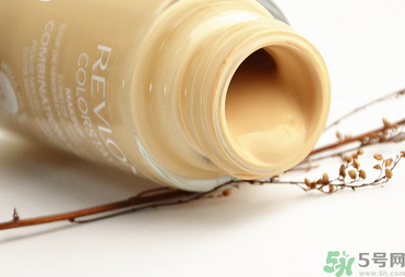 粉底液可以直接涂臉上嗎？粉底液用什么上妝最好？