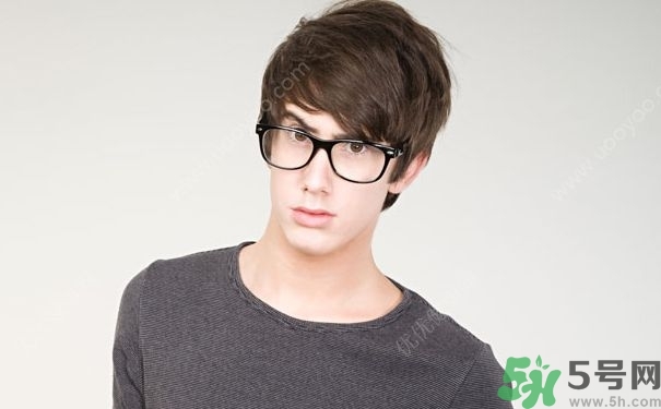 15歲男孩的標(biāo)準(zhǔn)身高應(yīng)該多高？15歲男孩的標(biāo)準(zhǔn)身高體重