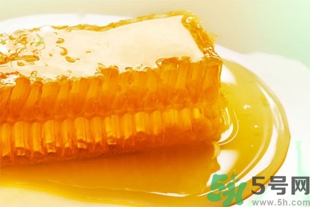 蜂蜜不能和什么一起吃？哪些人不能吃蜂蜜？