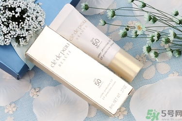 隔離霜用洗面奶能洗掉嗎？涂隔離霜需要卸妝嗎？