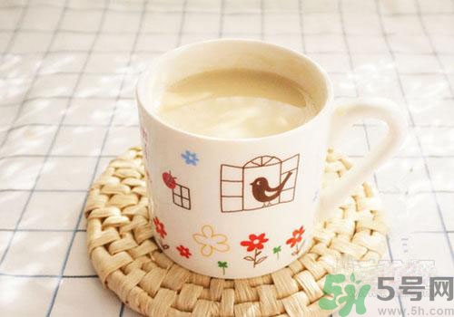 痛風(fēng)可以喝牛奶嗎？痛風(fēng)喝多少牛奶比較好？