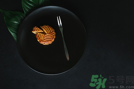 廣式月餅皮用什么粉?廣式月餅皮用什么面粉做 廣式月餅皮用什么粉?廣式月餅皮用什么面粉做