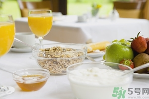 蘋(píng)果和酸奶能一起吃嗎？蘋(píng)果和酸奶能一起榨汁嗎？