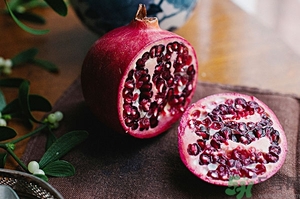 吃石榴手指發(fā)黃怎么辦？吃石榴手指變黑怎么辦？