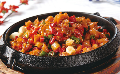 餐館老板吐槽注水牛蛙如氣球 牛蛙有多大