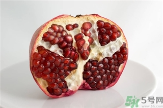 吃石榴手指發(fā)黃怎么辦？吃石榴手指變黑怎么辦？