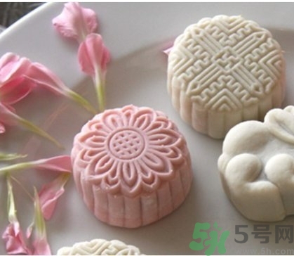 冰皮月餅是雪月餅嗎？冰皮月餅和雪月餅?zāi)膫€好吃？