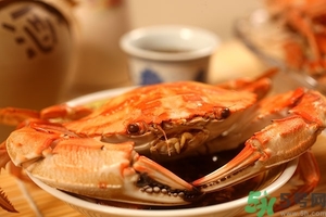 吃螃蟹可以喝紅酒嗎？吃螃蟹可以喝酒嗎？