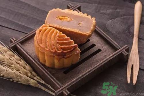 廣式月餅為什么會(huì)裂?月餅烤裂怎么處理 廣式月餅為什么會(huì)裂?月餅烤裂怎么處理