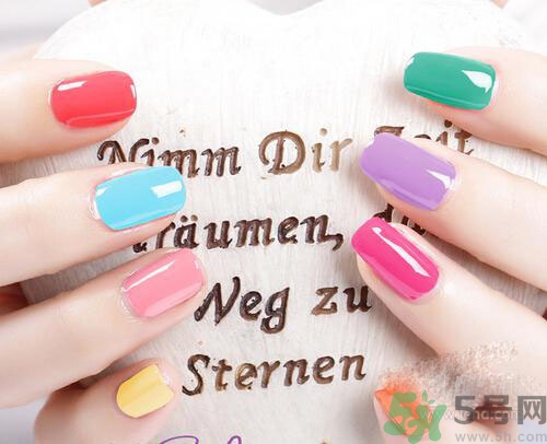 灰指甲可以涂指甲油嗎？得了灰指甲怎么辦？