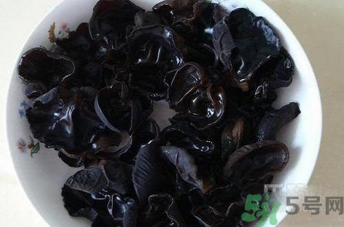 下巴長(zhǎng)痘是上火嗎？下巴長(zhǎng)痘吃什么好？