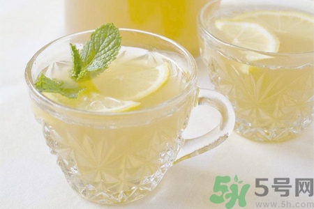 檸檬水能隔夜喝嗎？隔夜的檸檬水還能喝嗎？