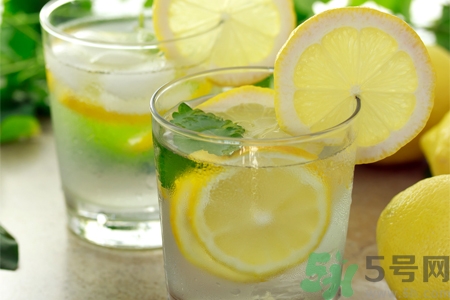 檸檬水能隔夜喝嗎？隔夜的檸檬水還能喝嗎？