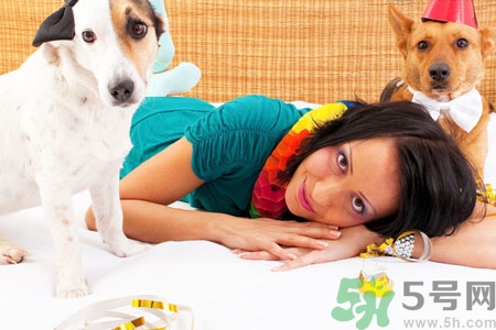 狗狗發(fā)燒了怎么辦？狗狗發(fā)燒的癥狀有哪些？