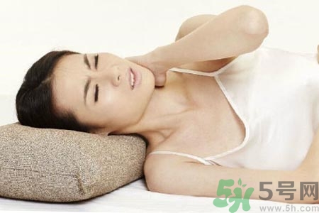 落枕脖子疼怎么辦？落枕和頸椎病區(qū)別