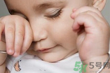 寶寶睡覺出汗多是怎么回事？寶寶睡覺出汗多怎么辦？