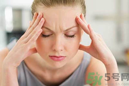 偏頭痛的原因是什么？女性偏頭痛的癥狀有哪些？