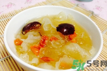 女性吃什么能預(yù)防婦科疾??？女性吃什么能預(yù)防子宮疾?。?></p><h3>吃什么可以預(yù)防子宮疾病</h3><h4>牡蠣</h4><p>牡蠣中國(guó)含有豐富的蛋白質(zhì)、維生素、微量元素和?；撬?，對(duì)于抗癌和防止癌細(xì)胞擴(kuò)散有一定效果，而適量吃牡蠣對(duì)于青春期子宮功能性出血、產(chǎn)前或產(chǎn)后虛弱是有一定療效的。</p><h4>烏梅</h4><p>現(xiàn)代藥理研究表明，烏梅是具有抗菌作用的，能抑制有害細(xì)菌，增強(qiáng)機(jī)體的免疫功能。而且烏梅還能抗癌，特別是其熱水萃取物能抑制宮頸癌細(xì)胞，同時(shí)還含有其他天然防癌物質(zhì)。</p><h4>紅酒</h4><p>紅葡萄中的抗氧化物質(zhì)的含量是遠(yuǎn)高于其他水果的，而有紅葡萄制作而成的紅酒也是有這一優(yōu)點(diǎn)的，含有較多抗氧化物，起到預(yù)防子宮癌癥與心血管疾病的作用。</p><h4>牛蒡</h4><p>牛蒡中含有人體所需要的多種維生素、蛋白質(zhì)、礦物質(zhì)和鈣質(zhì)，能幫助清除體內(nèi)的垃圾和毒素，改善體內(nèi)循環(huán)，促進(jìn)機(jī)體新陳代謝，降低體內(nèi)膽固醇，減少毒素、廢棄物在體內(nèi)的堆積，可以起到預(yù)防子宮癌癥的作用。</p><h4>香菇</h4><p>香瓜中是有豐富的人體所必需的氨基酸、礦物質(zhì)、維生素以及不飽和脂肪酸等成分，能增強(qiáng)人體抗病能力，預(yù)防人體各種黏膜及皮膚炎癥，能起到較好的抑制癌細(xì)胞的作用。</p><p style=