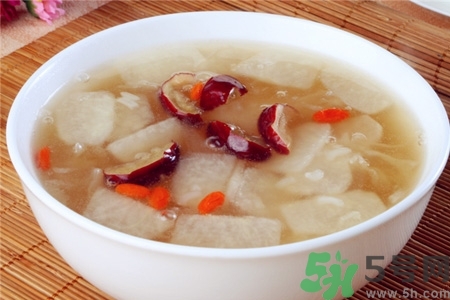 女性吃什么能預(yù)防婦科疾?。颗猿允裁茨茴A(yù)防子宮疾?。?></p><h4>(4)參芪母雞</h4><p>老母雞1只，黨參50克，黃芪50克，淮山藥50克，大棗50克，黃酒適量。將宰殺去毛及內(nèi)臟的母雞，加黃酒淹浸，其它四味放在雞周?chē)?，隔水蒸熟，分?jǐn)?shù)次服食。具有益氣補(bǔ)血作用。適用于子宮的調(diào)補(bǔ)。</p><h4>(5)豆?jié){大米粥</h4><p>豆?jié){2碗，大米50克，白糖適量。將大米淘洗凈，以豆?jié){煮米作粥，熟后加糖調(diào)服。每日早空腹服食。具有調(diào)和脾胃，清熱潤(rùn)燥作用。適用于體虛子宮的調(diào)養(yǎng)。</p><h4>(6)糖餞紅棗</h4><p>干紅棗50克，花生米100克，紅糖50克。將干紅棗洗凈后用溫水浸泡，花生米略煮，去皮備用。棗與花生皮同入小鋁鍋內(nèi)，加煮花生米的水，再加水適量，以文火煮30分鐘，撈出花生米皮，加紅糖，待紅糖溶化收汁即成。具有養(yǎng)血、理虛作用。適用于流產(chǎn)后貧血或血象偏低等。</p><p style=