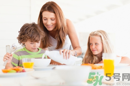 寶寶嘴巴很臭是怎么回事？寶寶嘴巴很臭怎么辦？