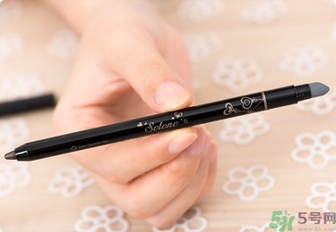 solone眼線筆怎么削？怎么推出來(lái)？