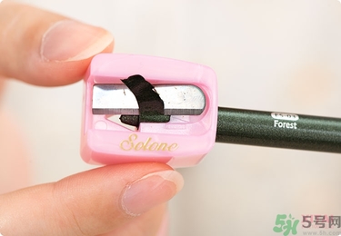 solone眼線筆怎么削？怎么推出來(lái)？