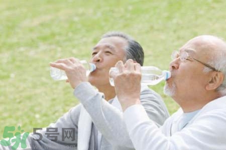 喝水能預(yù)防心血管疾病嗎？什么時(shí)候喝水對身體最好？