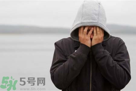 抑郁癥的表現(xiàn)有哪些？抑郁癥和遺傳有關(guān)系嗎？