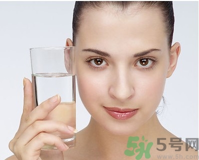 秋季補(bǔ)水效果好的護(hù)膚品有哪些？秋季補(bǔ)水的重要性