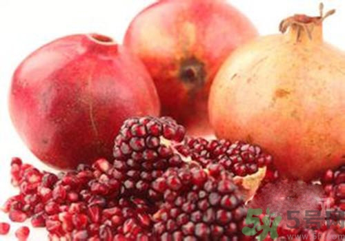 吃石榴手變黑是怎么回事？吃石榴手變黑怎么洗掉？