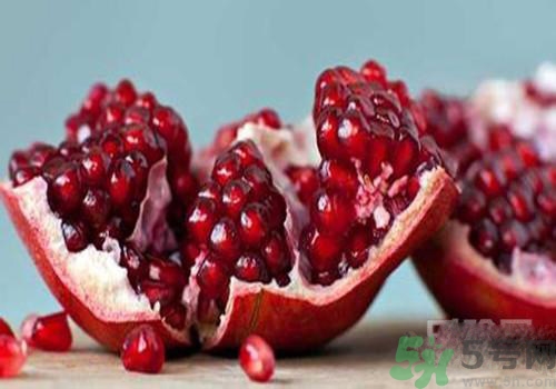 吃石榴手變黑是怎么回事？吃石榴手變黑怎么洗掉？