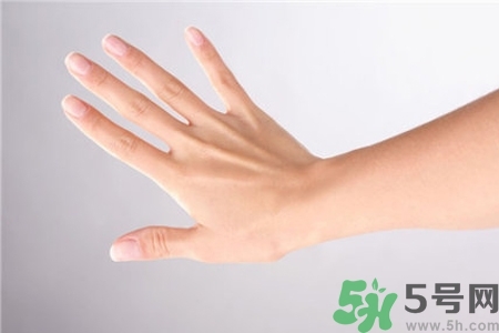 手干裂怎么回事？手干裂怎么治療？