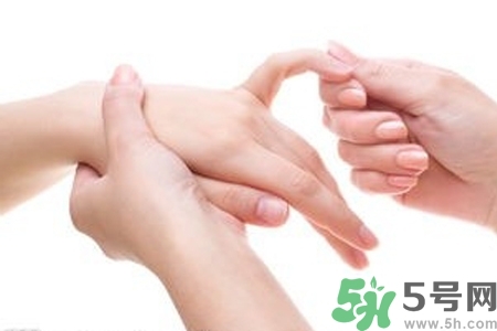 手干裂可以吃維生素嗎？手干裂吃什么樣的維生素？