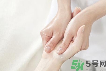 手干裂口子怎么回事？手干裂口子怎么辦？