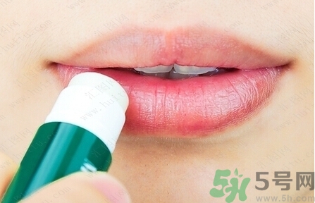 嘴唇發(fā)白是什么原因？嘴唇發(fā)白怎么調(diào)理女人
