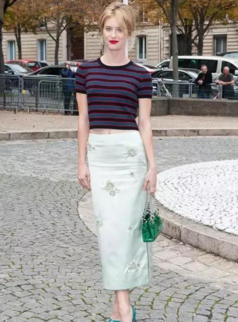 秋天穿裙子腿上穿什么？秋季穿裙子怎么搭配？