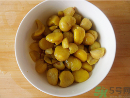 熟板栗怎么去皮最快？煮熟板栗怎么去皮？