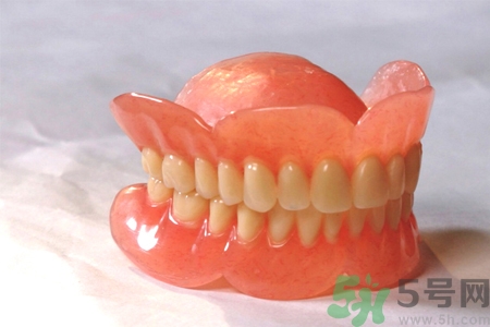 假牙會(huì)導(dǎo)致口腔疾病嗎？如何正確清潔假牙？