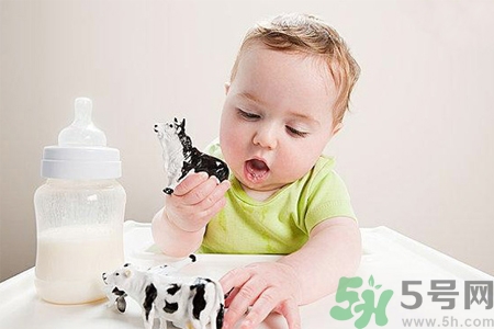 寶寶多大開始喝水？水和葡萄糖寶寶能一起喝嗎？