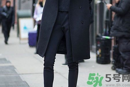 緊身褲配什么衣服和鞋子好看？