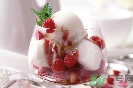 吃冰可以治療感冒嗎？喉嚨痛可以吃冰淇淋嗎？