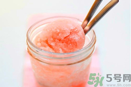 吃冰可以治療感冒嗎？喉嚨痛可以吃冰淇淋嗎？