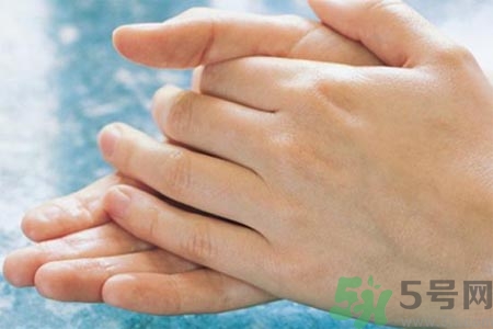 手部如何護(hù)理？秋季怎樣預(yù)防皮膚干燥？