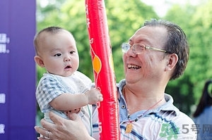 嬰兒怎么抱？嬰兒怎么抱著喂奶？