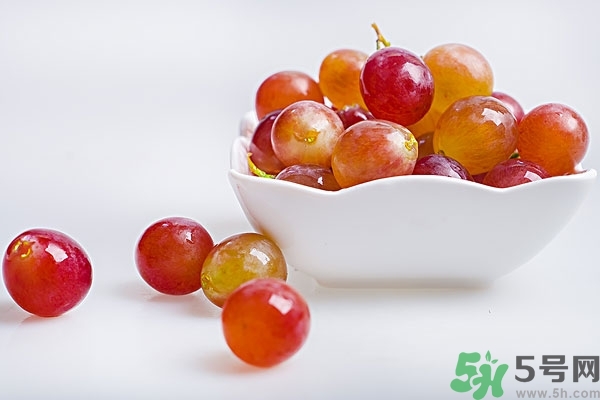 葡萄籽怎么吃效果最好？無籽葡萄對身體有害嗎？