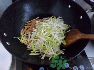 韭黃是怎么長出來的？韭黃是怎么種出來的？