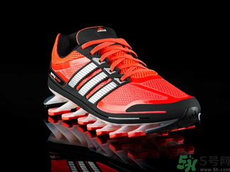 耐克鞋子尺碼偏大嗎？耐克的鞋碼偏大還是偏?。?></p><h3>耐克的鞋子偏大還是偏小<br/></h3><p>NIKE鞋子的尺碼和很多國(guó)際運(yùn)動(dòng)平牌一樣，有美碼，歐碼的區(qū)分，就是我們常?？吹降腢S,EUR進(jìn)口NIKE到大陸來都是由大陸的公司來標(biāo)定尺碼的，因?yàn)槭菄?guó)外生產(chǎn)，國(guó)外人腳比中國(guó)人腳偏大，所以標(biāo)碼比實(shí)際碼會(huì)偏大一點(diǎn)點(diǎn)，但是國(guó)內(nèi)生產(chǎn)并投放國(guó)內(nèi)市場(chǎng)的的NIKE都是按照亞洲人腳形大小而制造的，是標(biāo)準(zhǔn)碼，無差別，所以請(qǐng)看準(zhǔn)你看中的鞋是哪里的貨，再對(duì)應(yīng)的看尺碼就可以了。不過在大陸銷售的基本都是標(biāo)準(zhǔn)碼，因?yàn)榇箨懯鞘澜缟媳茸畲蟮纳a(chǎn)基地，別說在中國(guó)了，就算在美國(guó)，日本，東南亞買的很多很多都是中國(guó)制造，不用擔(dān)心。</p><p style=